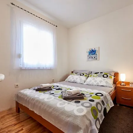 Apartment Stunning In Okrug Gornji With Wifi *