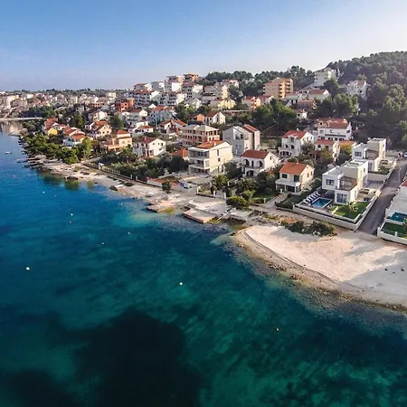 Apartment Stunning In Okrug Gornji With Wifi *