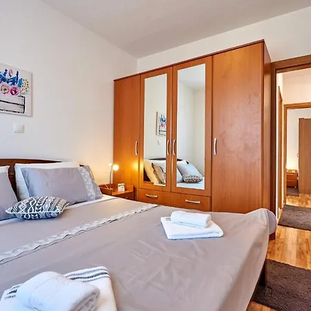Apartment Stunning In Okrug Gornji With Wifi